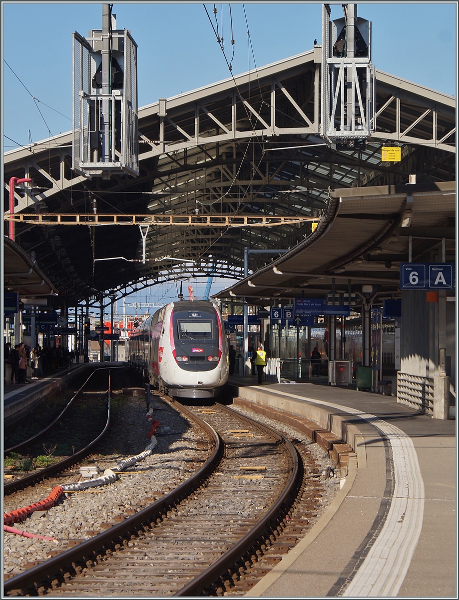 The TGV Lyria 4729 on the way to Paris is leaving the station of Lausanne.

07.03.2024