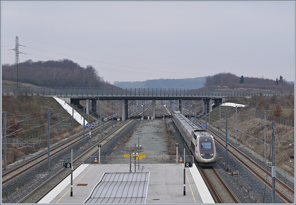 The TGV Lyria 9203 from Paris Gare de Lyon to Zürch is approching the Belfort Montbéliard TGV Station.
15.12.2018