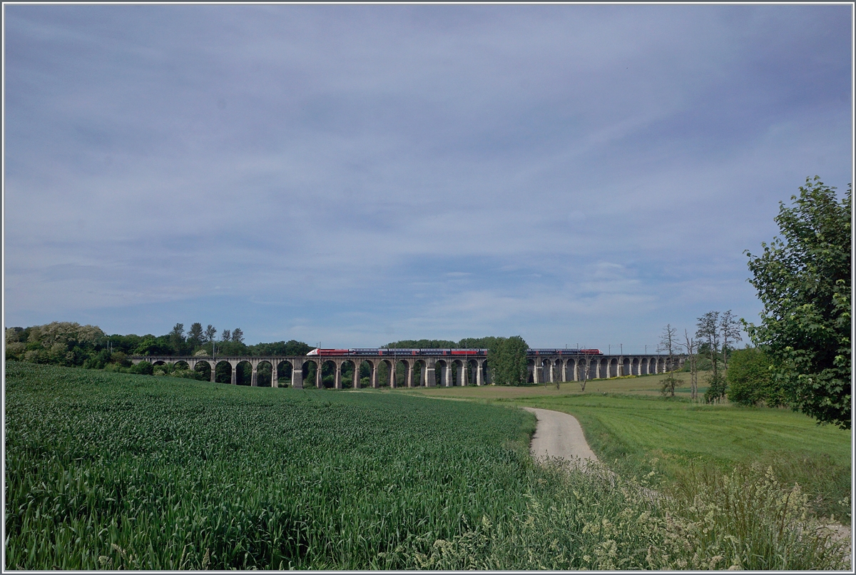 The TGV Lyria 9203 from Paris to Zürich on the 380 m long Viaduc de Ballerdorf (builed 1987) by Dannemaire. 

19.05.2022