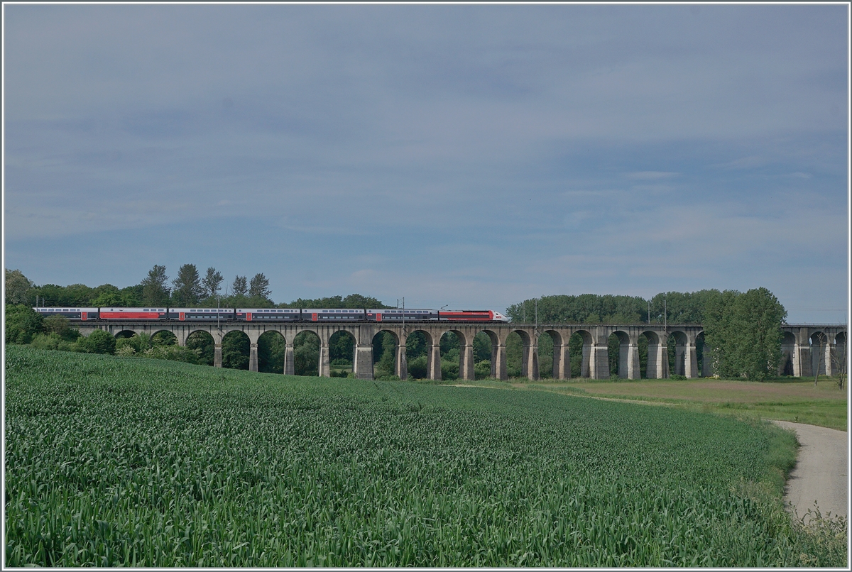The TGV Lyria 9203 from Paris to Zürich on the 380 m long Viaduc de Ballerdorf (builed 1857) by Dannemaire.

19.05.2022