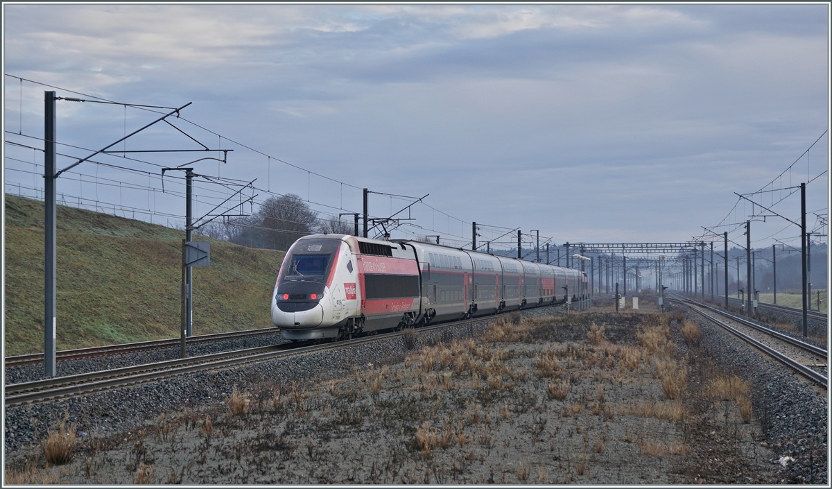The TGV LYRIA 9203 from Paris Gare de Lyon to Zürich with the  Rame  4726 is leaving the Belfort-Montbéliard TGV railway station. 

10.12.2025