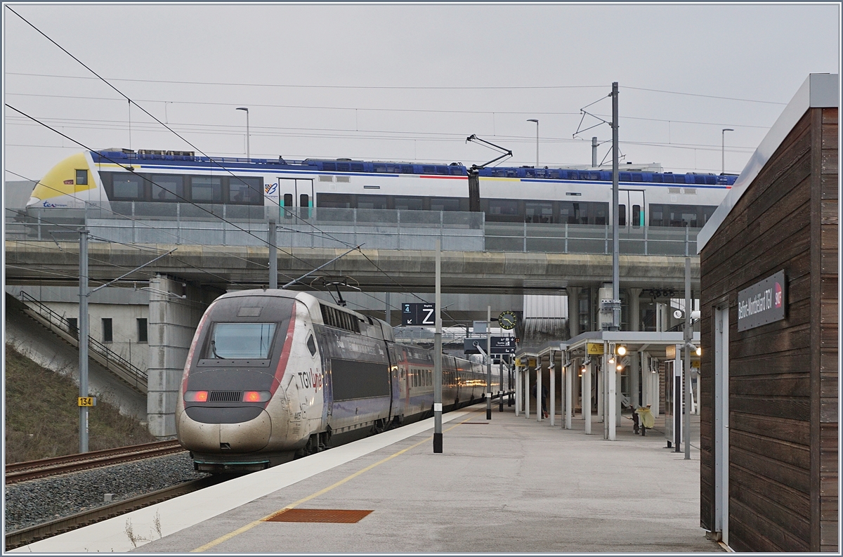 The TGV Lyria 9206 from Zürich to Paris Gare de Lyon by his stop in Belfort Montbéliard TGV Station.

On the second Level the SNCF TER 895052 to Belfort.

15.12.2018