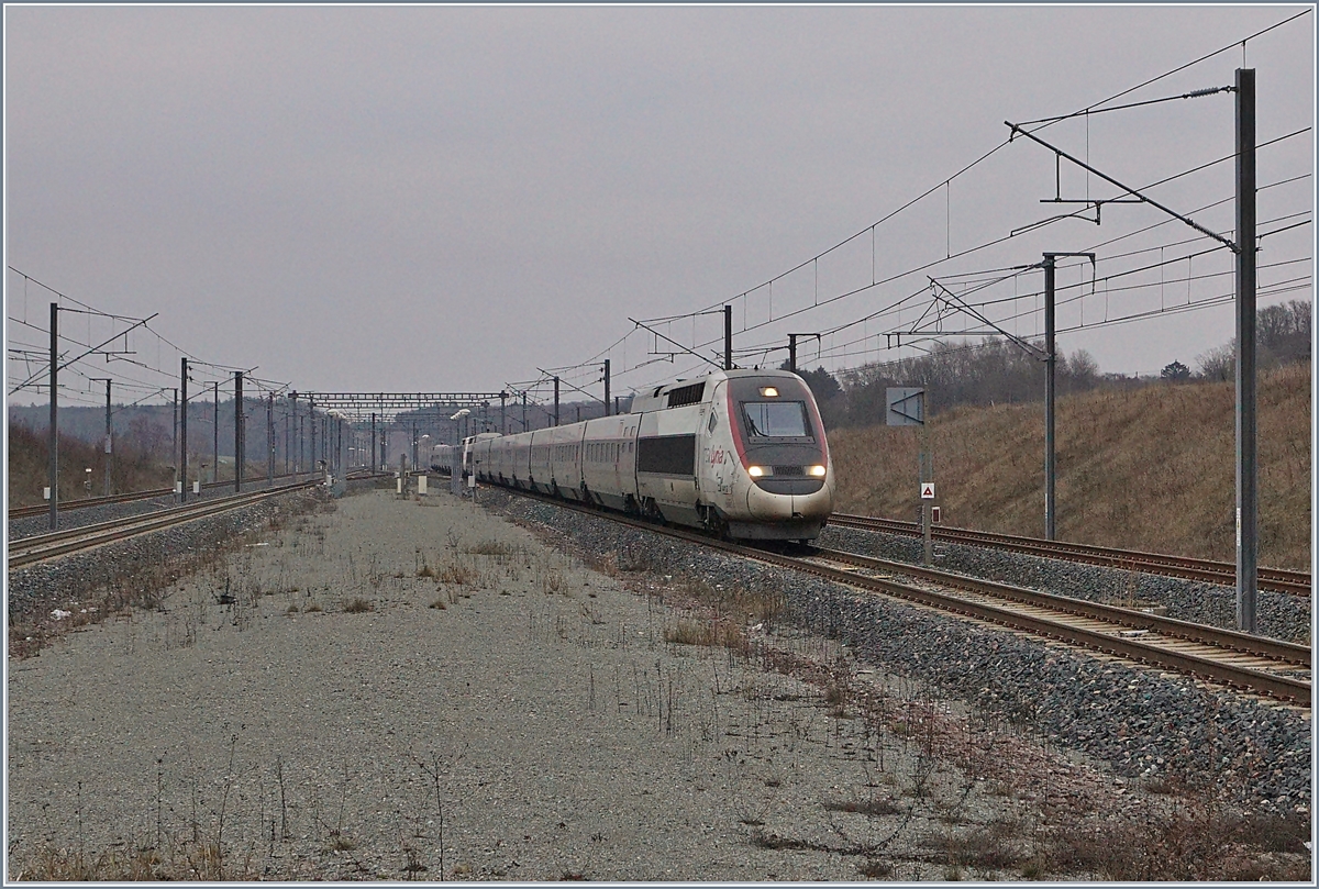 The TGV Lyria 9206 from Zürich to Paris Gare de Lyon is approching the Station Belfort Montbéliard TGV.
15.12.2018