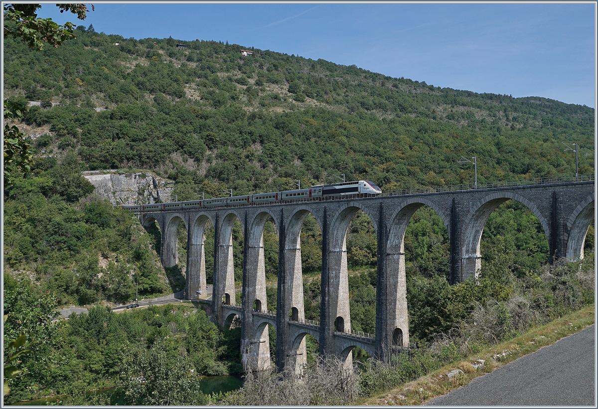 The TGV Lyria 9765 from Paris to Geneva on the 269 meter long Cize-Bolozon Viaduct. 

17.07.2019