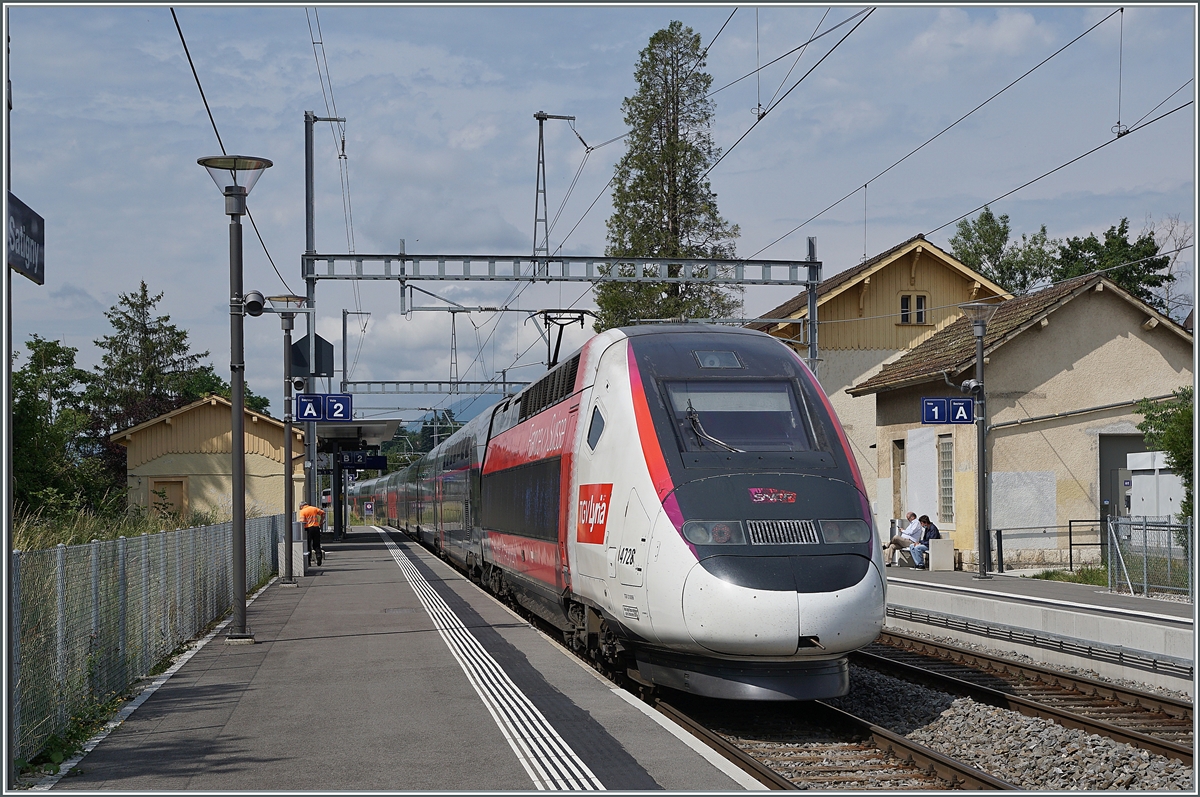 The TGV Lyria 9768 from Lausanne to Paris in Satigny. 

28.06.2021