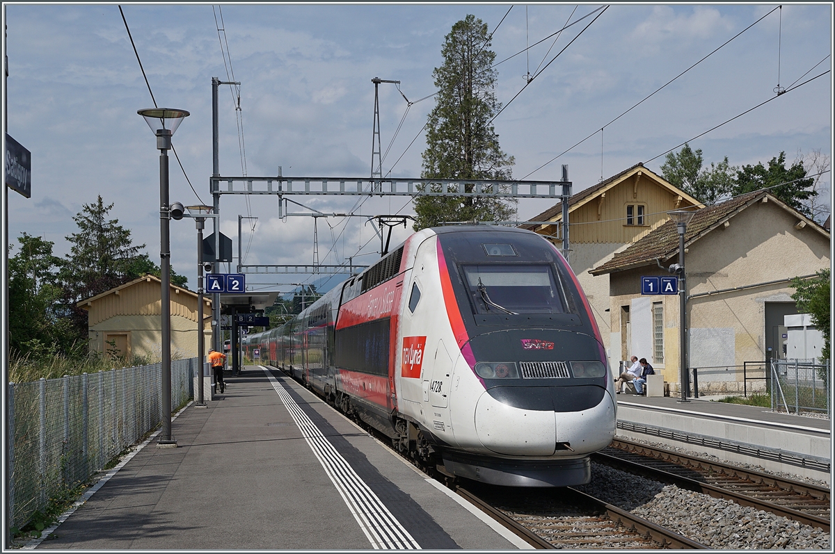 The TGV Lyria 9768 from Lausanne to Paris in Satigny. 

28.06.2021