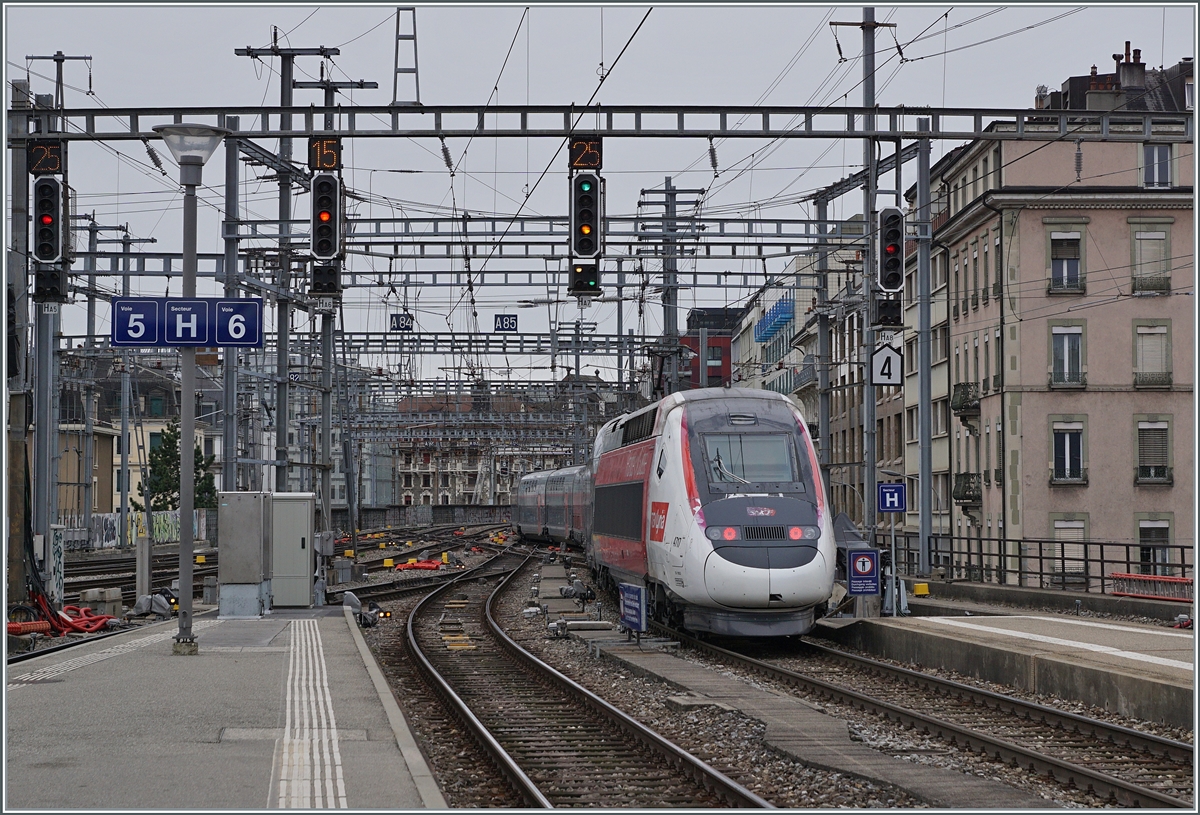 The TGV Lyria 9768 from Lausanne to Paris wiht the  Rame  4717 is leaving the Geneva Station.

04.03.2024 