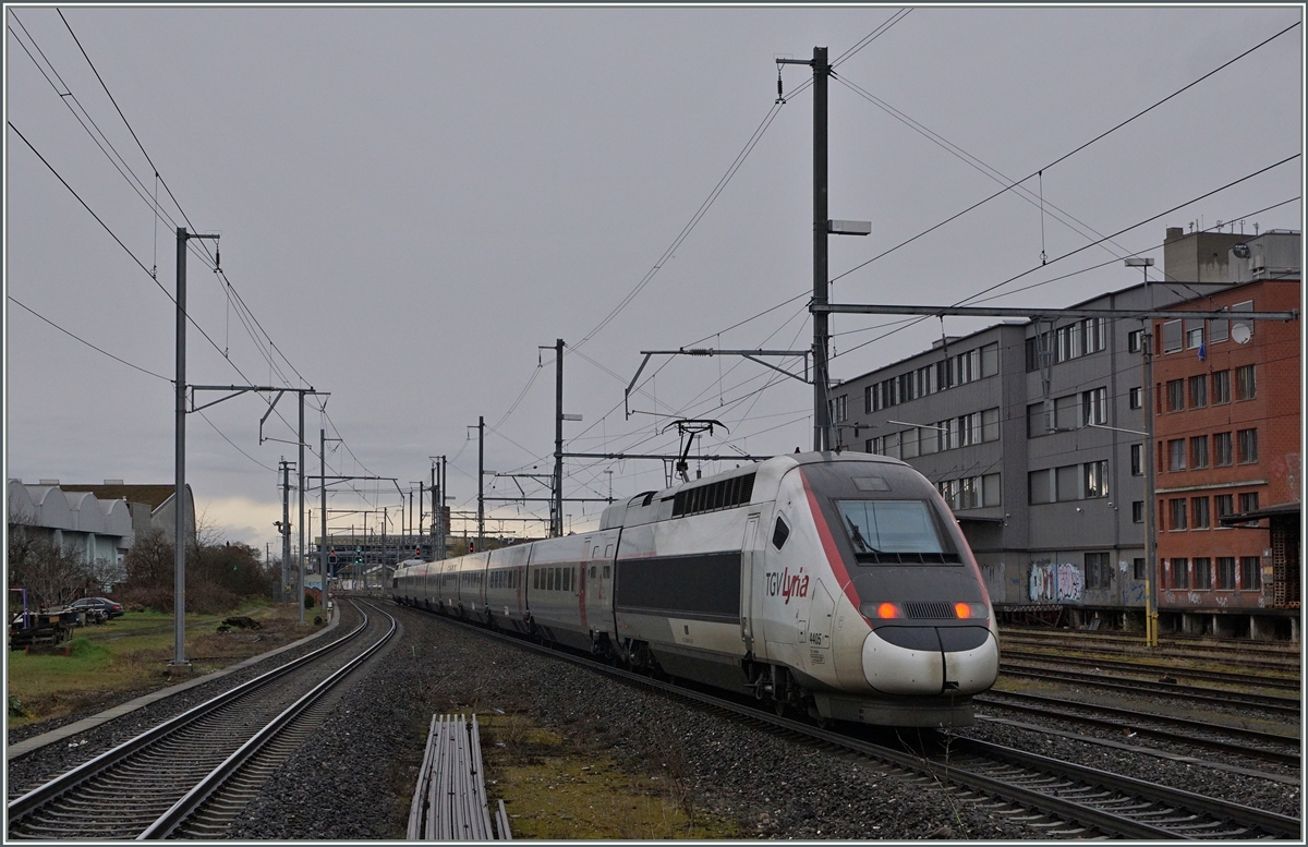 The TGV Lyria from Bern to Paris in Basel St.Johann.
05.03.2016