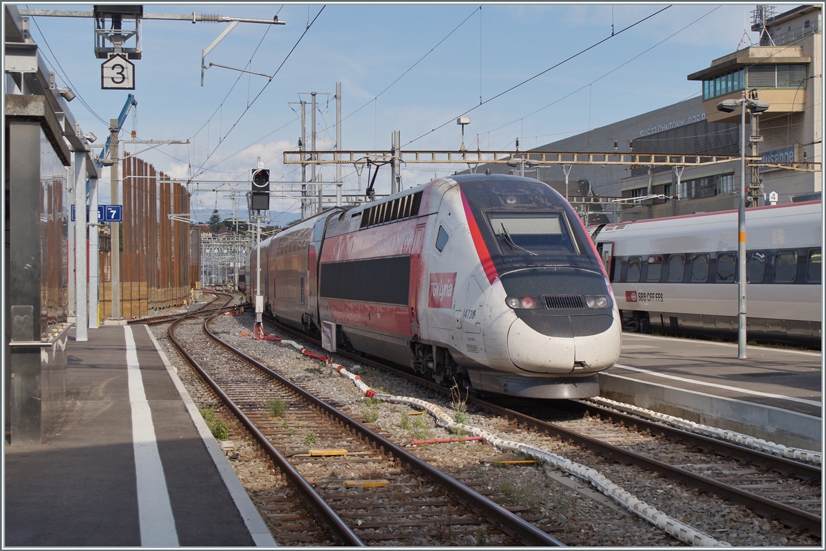 The TGV Lyria Rame 4730 is leaving the Lausnne Station. This is the Lyria TGV Service 9768 to Paris lion Station. 

28.07.2023