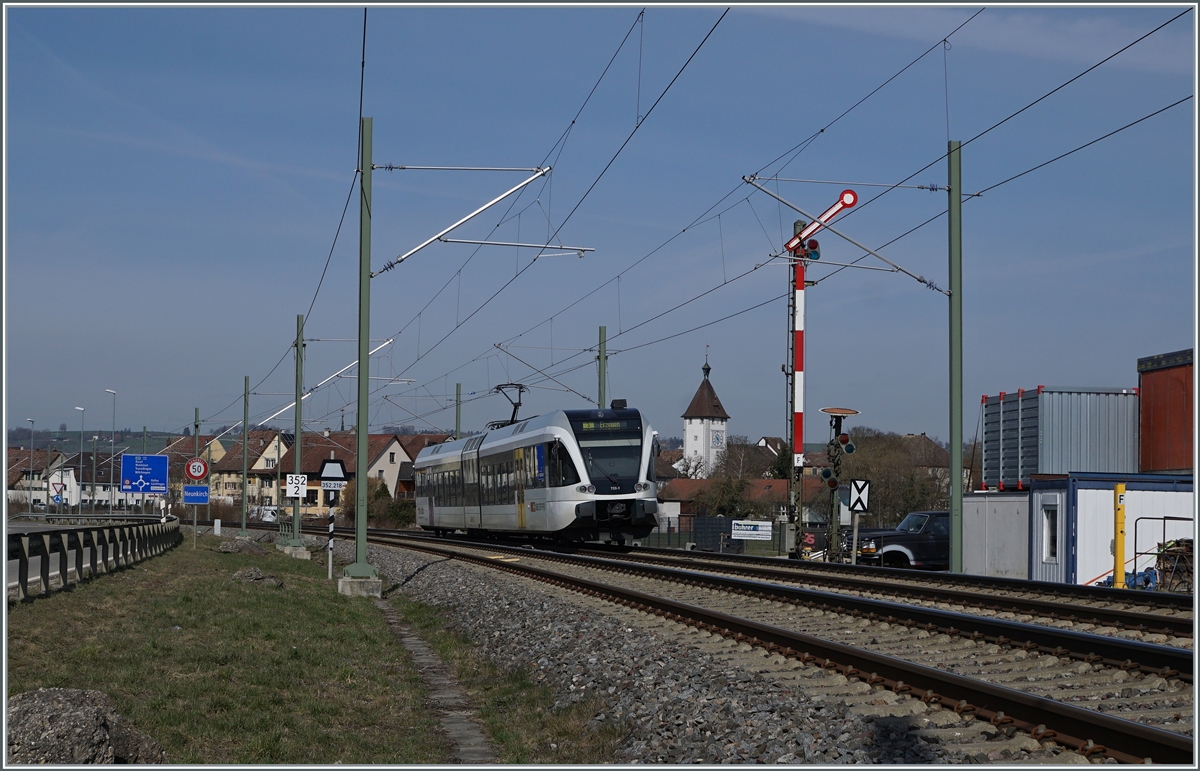 The Thurbo RABe 526 733-1 by Neunkirch on the way to Erzingen.  

25.03.2021