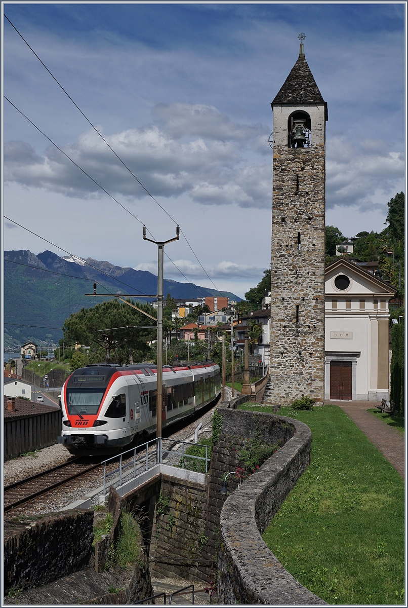 The TILO Flirt 524 012 on the way to Cadenazzo by San Nazarro.
20.05.2017