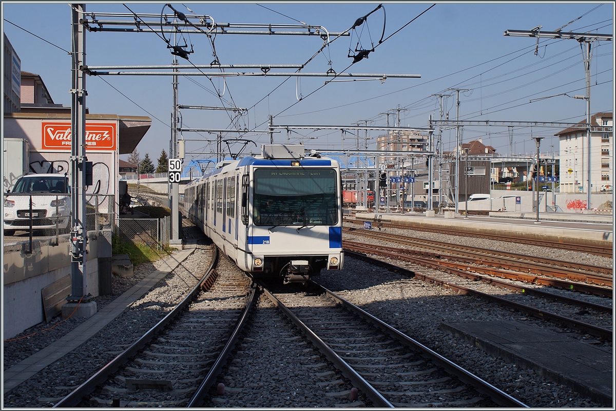 The TL Be 4/6 218 (Be 558 218-1) and Bem 4/6 207 (Bem 558 207-7) are arriving at The Renens VD Station. 

10.03.2022 
