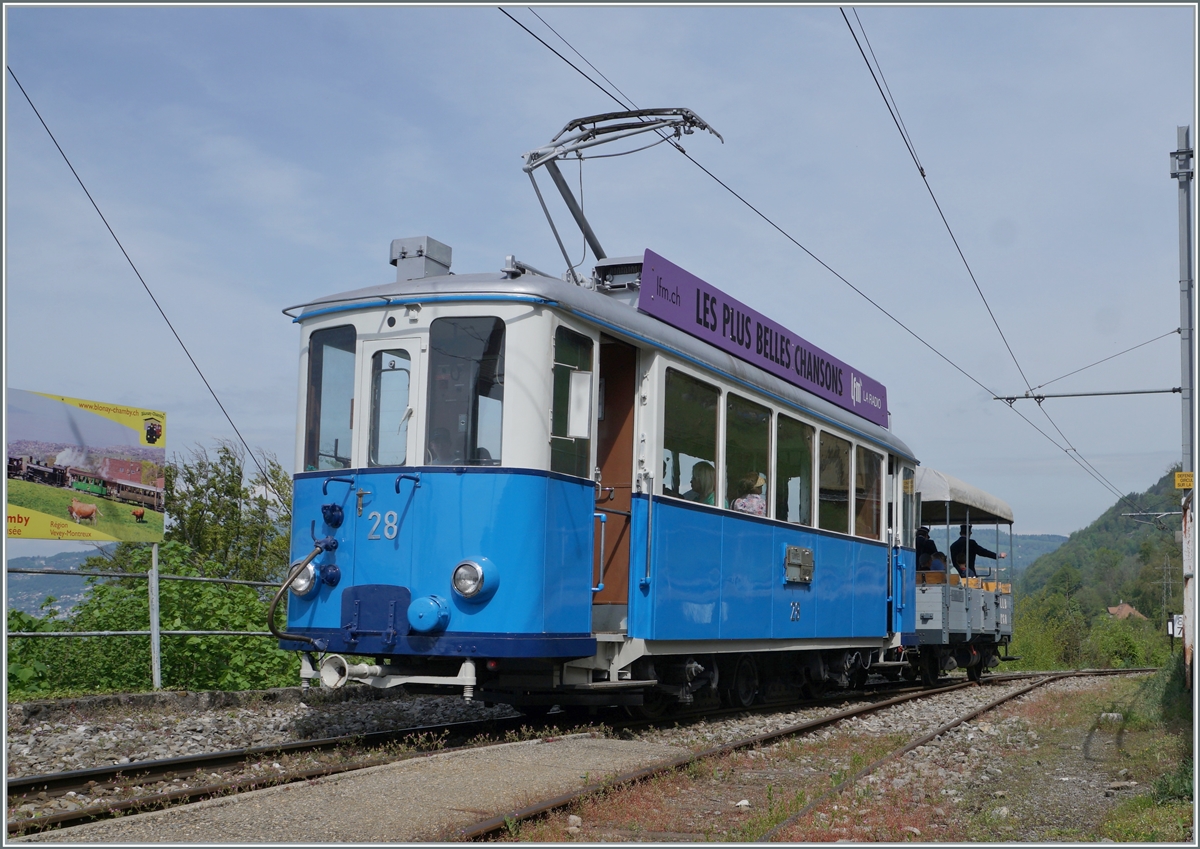 The TL Ce 2/3 28 with his LLB L 60 ist the first train of the Blonay-Chamby saison 2023; here in Chamby. 

06.05.2023