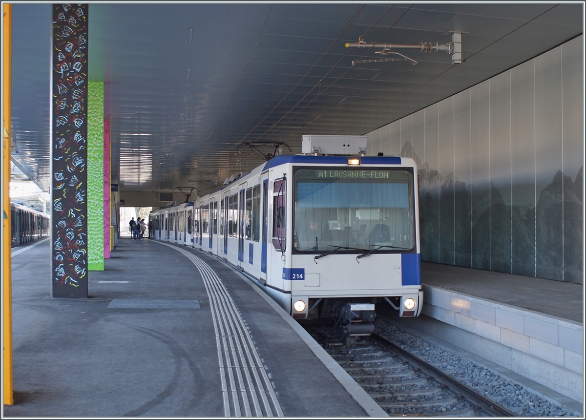 The TL TSOL Be 4/6 214 (Be 558 214) is waiting in Renens VD as m1 for the departure to Lausanne Flon.

09.02.2023