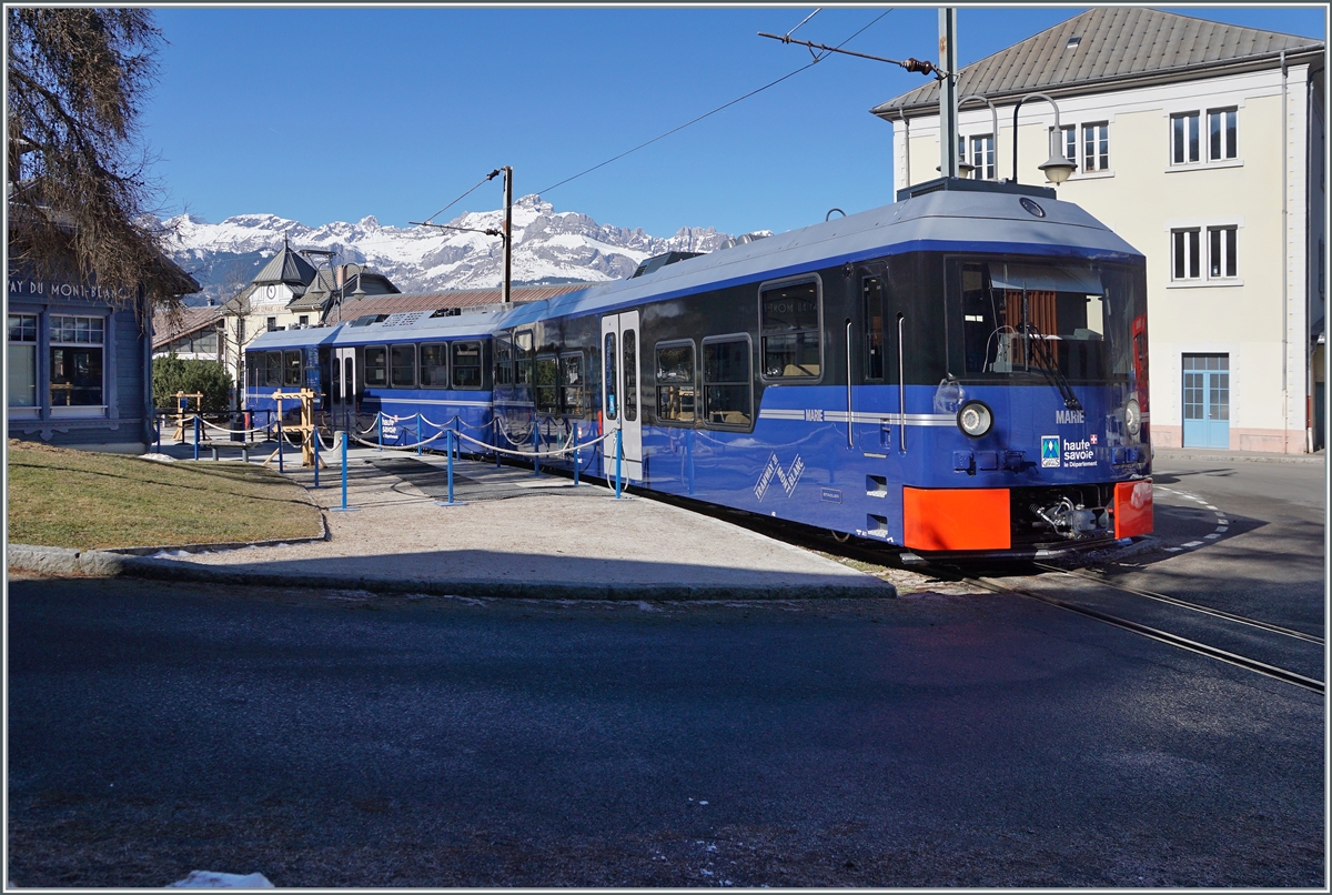 The TMB train service  MARIE  in the Le Fayet Station is waiting his departure to Bellevue. 

14.02.2023