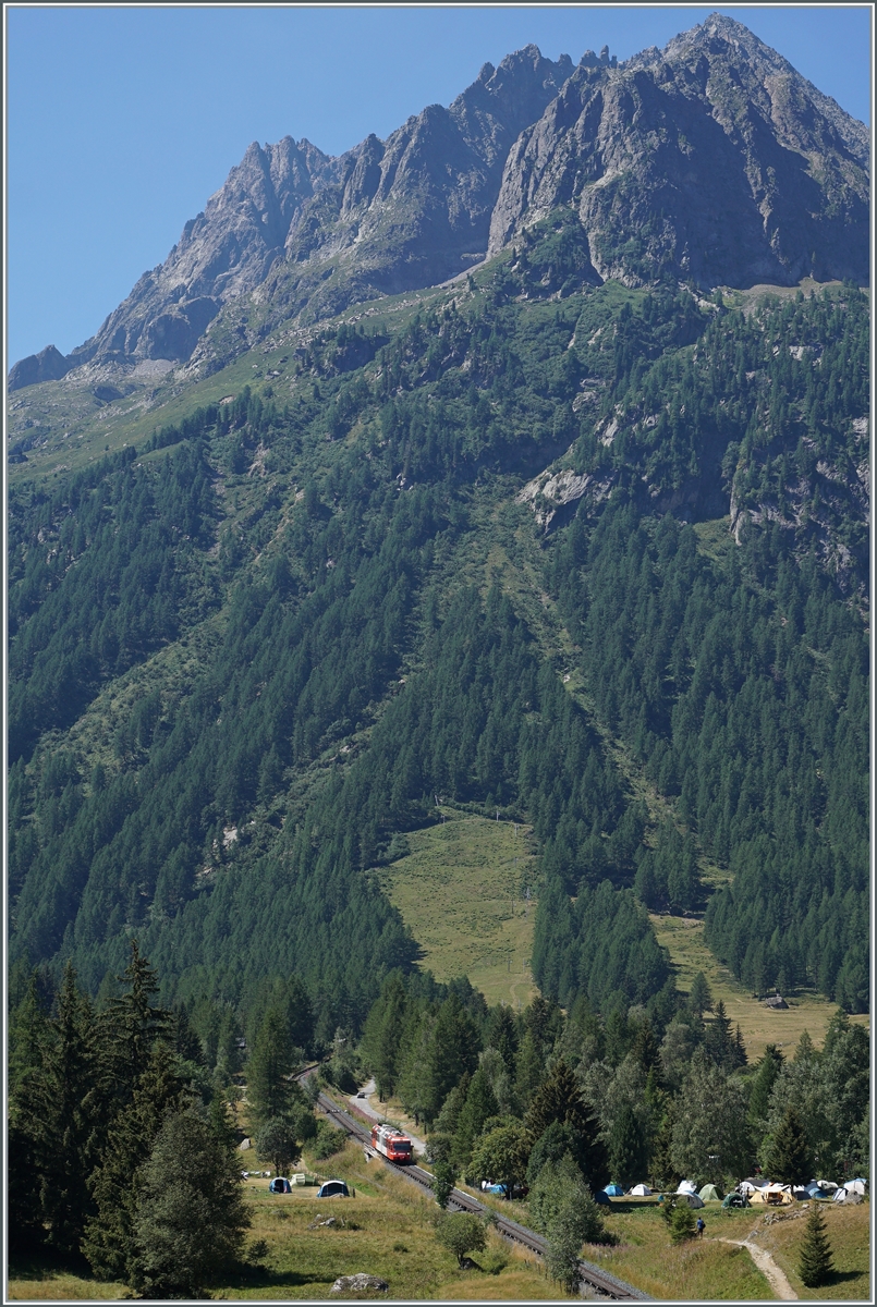 The TMR BDeh 4/8 21 is the SNCF TER from St-Gervais to Vallorcine and here just after Le Buet. 

01.08.2022