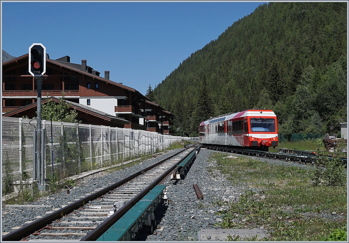 The TMR Beh 4/8 71 comming from Martigny is arriving at Vallorcine. 

07.07.2020