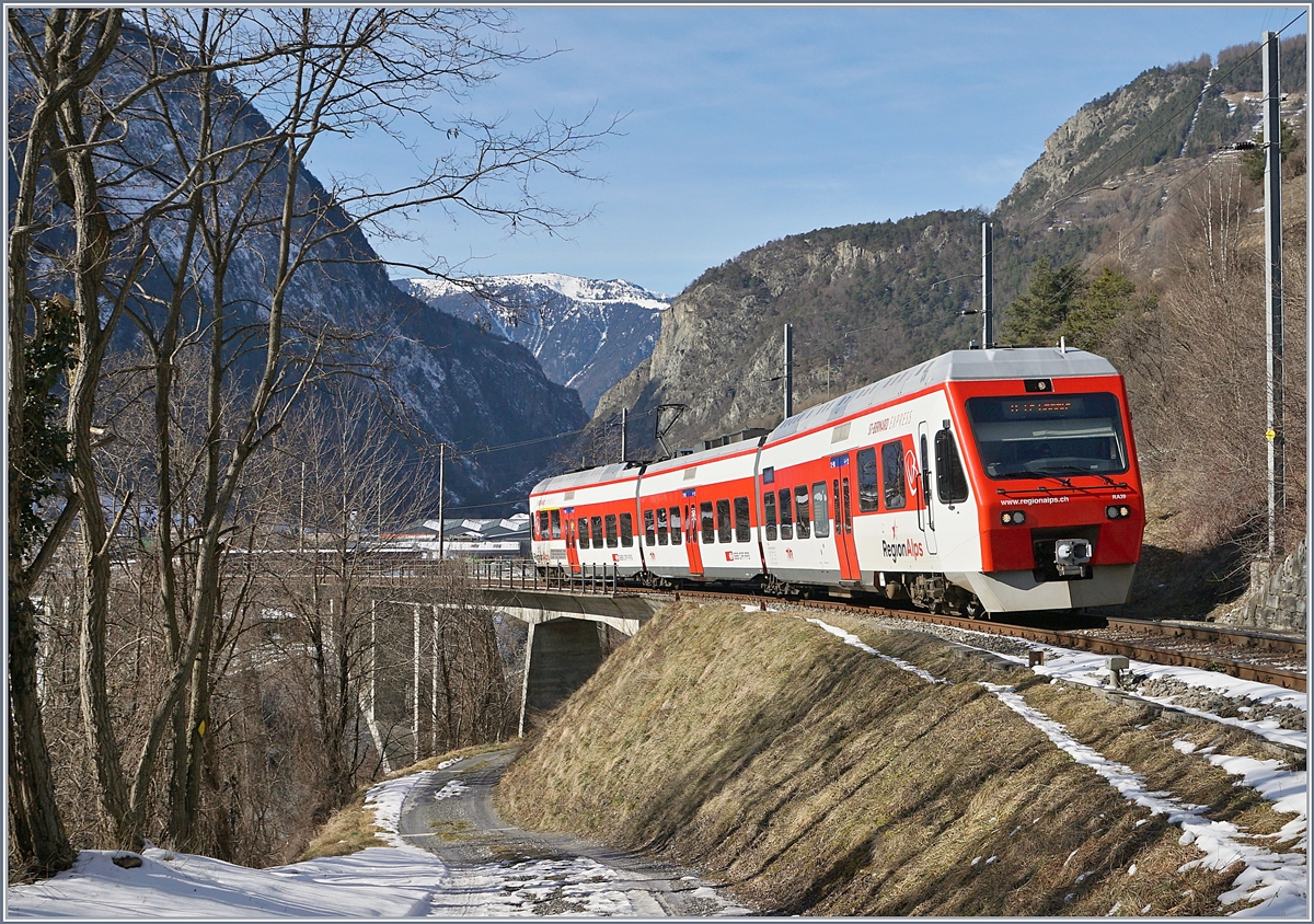 The TMR RABe 525 039 NINA on the way to Le Chable by Sembrancher. 

09.02.2020