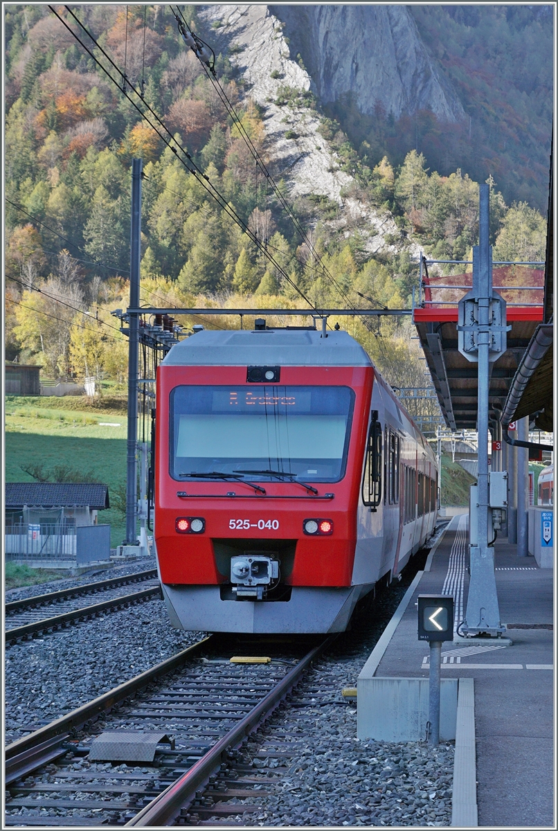 The TMR Region Alpes NINA RABe 525 040 in Sembracher is the local service to Orsières.  
30.10.2024