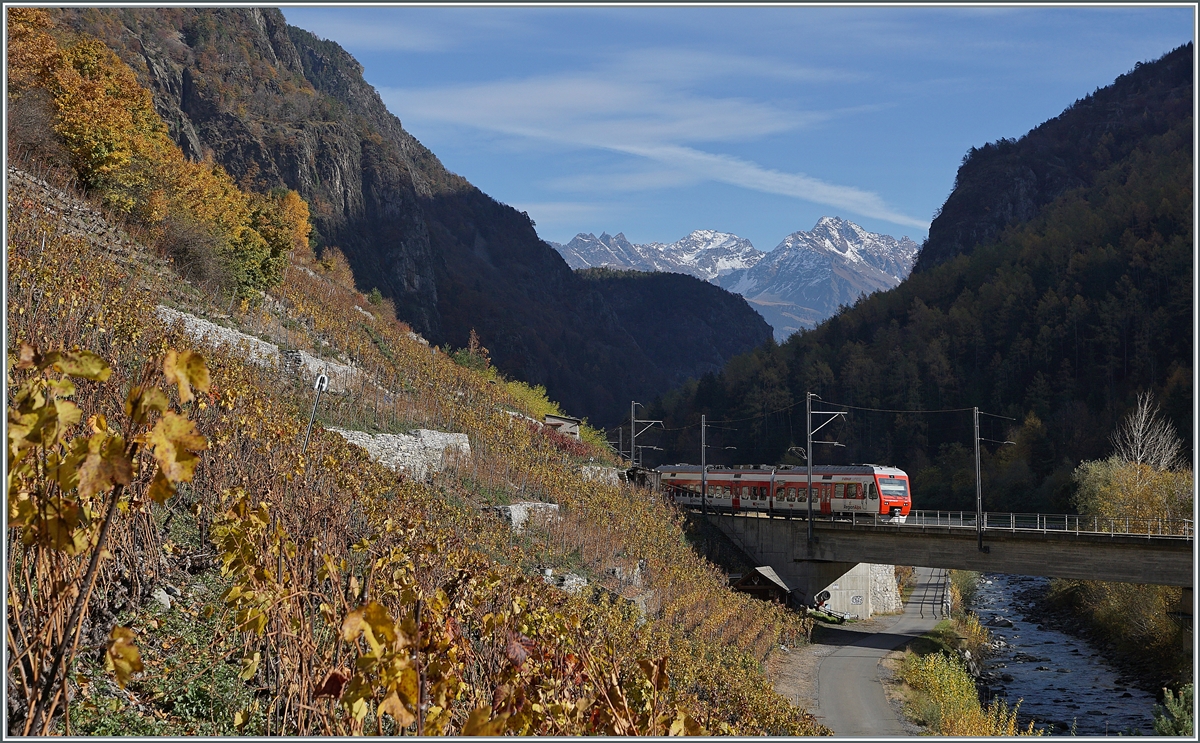 The TMR Region Alpes RABe 525 040 on the way to Le Châble near Bovernier. 10.11.2020