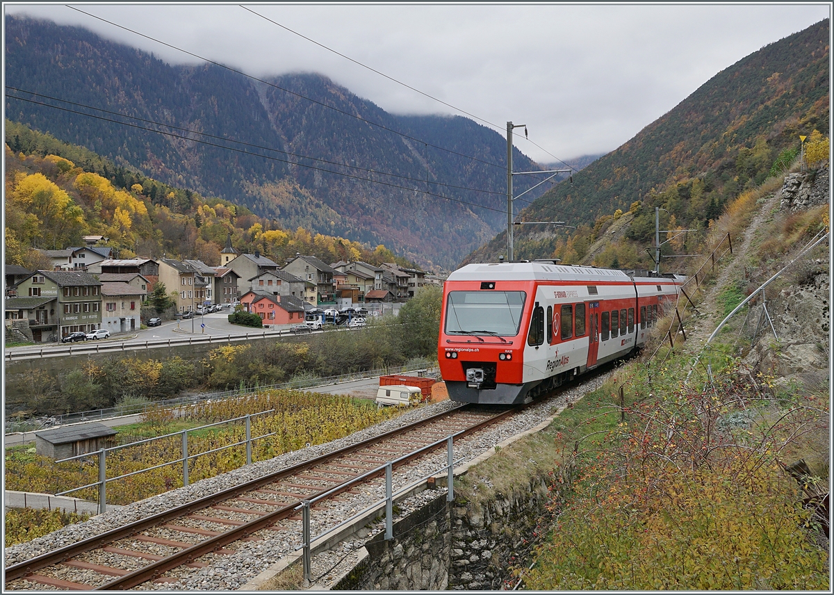 The TMR Region Alps RABe 525 038  NINA  on the way Le Châble to Martigny in the vineyards by Bovernier. On the left the village of Bovernier. 

05.11.2020