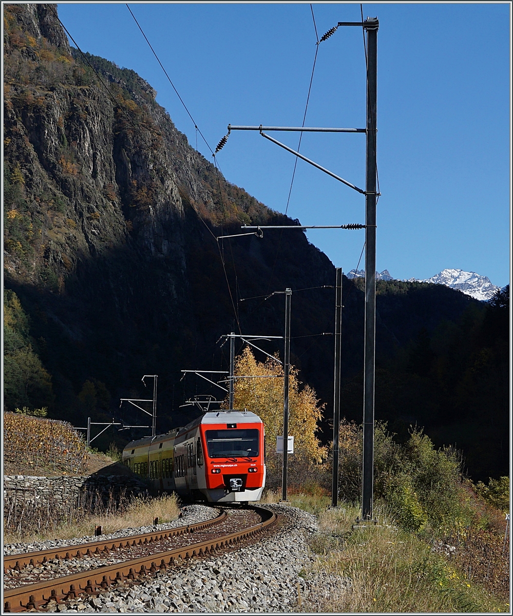 The TMR Region Alps RABe 525 040  NINA  on the way from Martingy to Le Châble between Bovernier and Sembrancher. 

06.11.2020