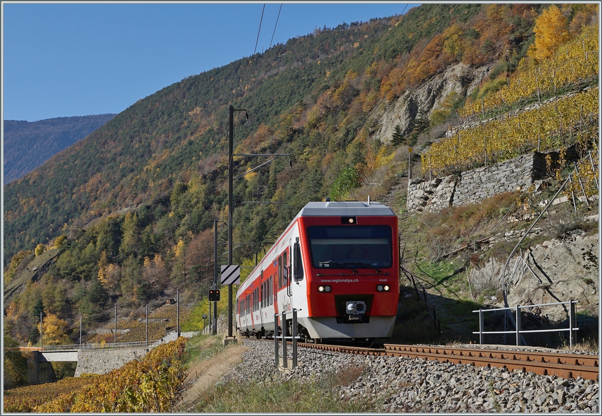 The TMR Region Alps RABe 525 040  NINA  on the way from Martingy to Le Châble in the vineyard by Bovernier. 


06.11.2020