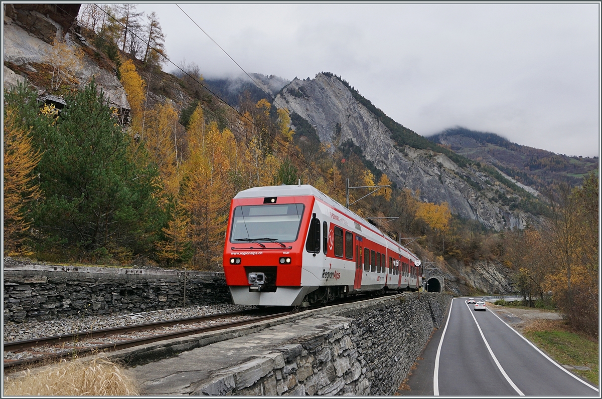 The TMR Region Alps RABe 525 041 (UIC 94 85 7525 041-0 CH-RA) on the way to Orsières near Sembrancher. 

05.11.2020