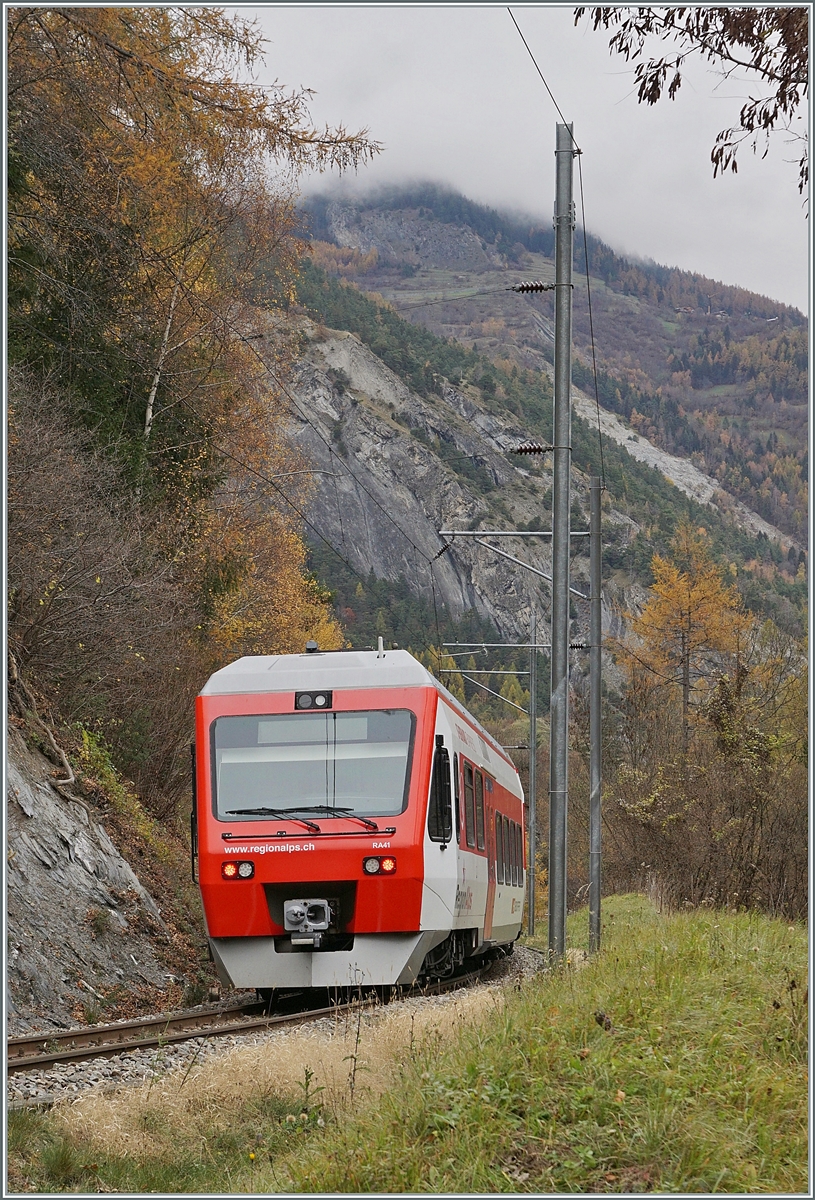 The TMR RegionAlps RABe 525 041 (UIC 94 85 7525 041-0 CH-RA) on the way from Sembracher will be shortly arriving.

05.11.2020