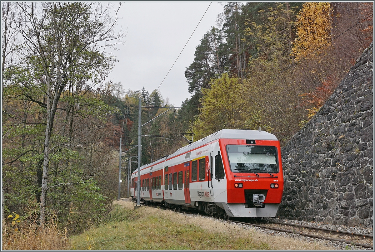 The TMR RegionAlps RABe 525 041 (UIC 94 85 7525 041-0 CH-RA) on the way from Sembracher to Orsières near Sembracher.

05.11.2020
