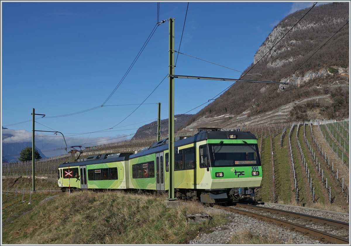 The TPC AOMC ASD Beh 4/8 591 is the R 71 440 service on the way form Aigle to Les Diablerets; here in the vineyard over Aigle. 

27.01.2024