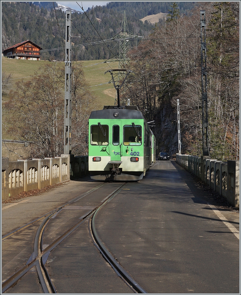 The TPC ASD BDe 4/4 403, Bt and BDe 4/4 402 are leaving Les Plaches on the way to Le Sépey (and later to les Diablerets). 

17.02.202