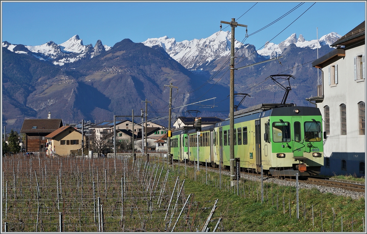 The TPC BDe 4/4 403, Bt 431 and BDe 4/4 402 near the Aigle Château Statione are on the way to Les Diablerets. 

27.01.2024