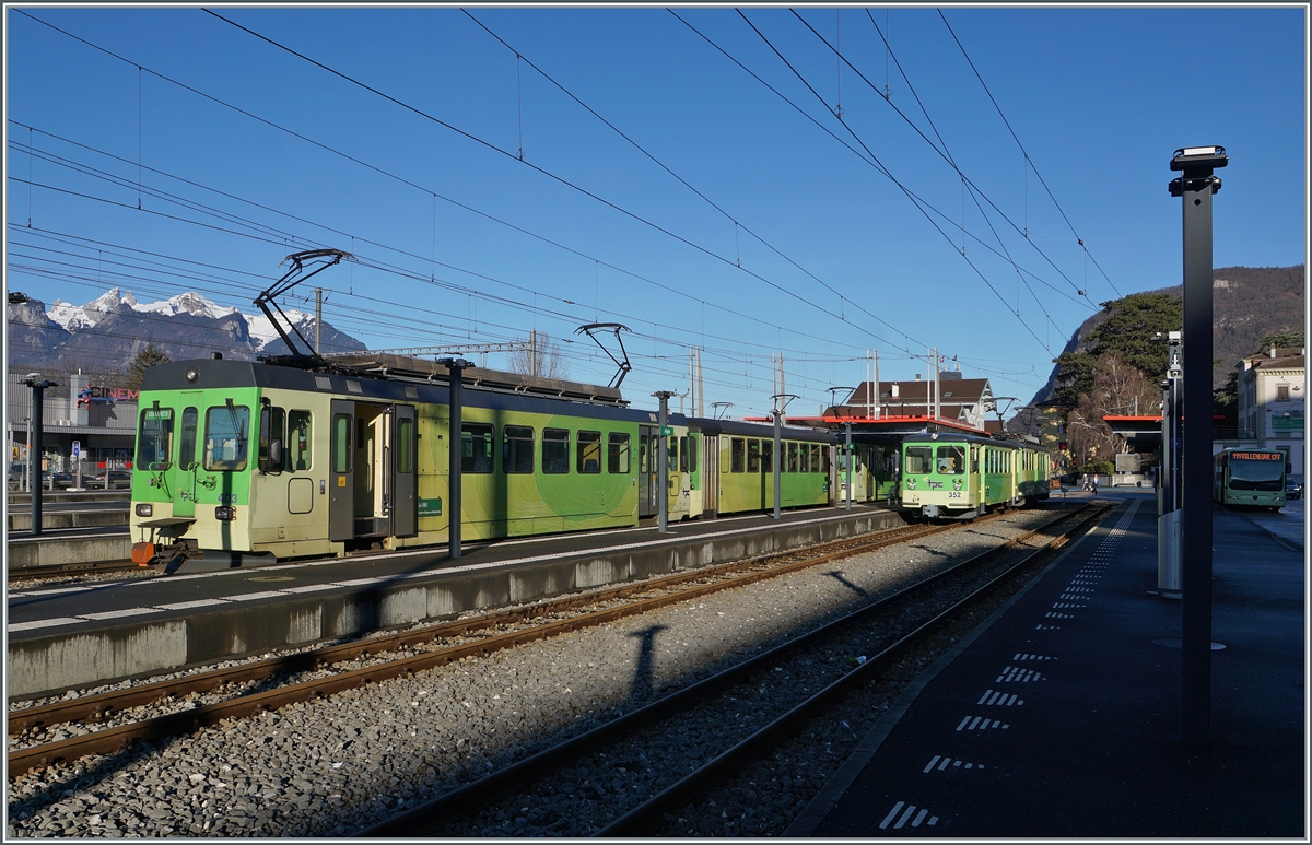 The TPC BDe 4/4 403, Bt 431 and BDe 4/4 402 are waiting in Aigle for his departure to Les Diablerets. 

27.01.2024