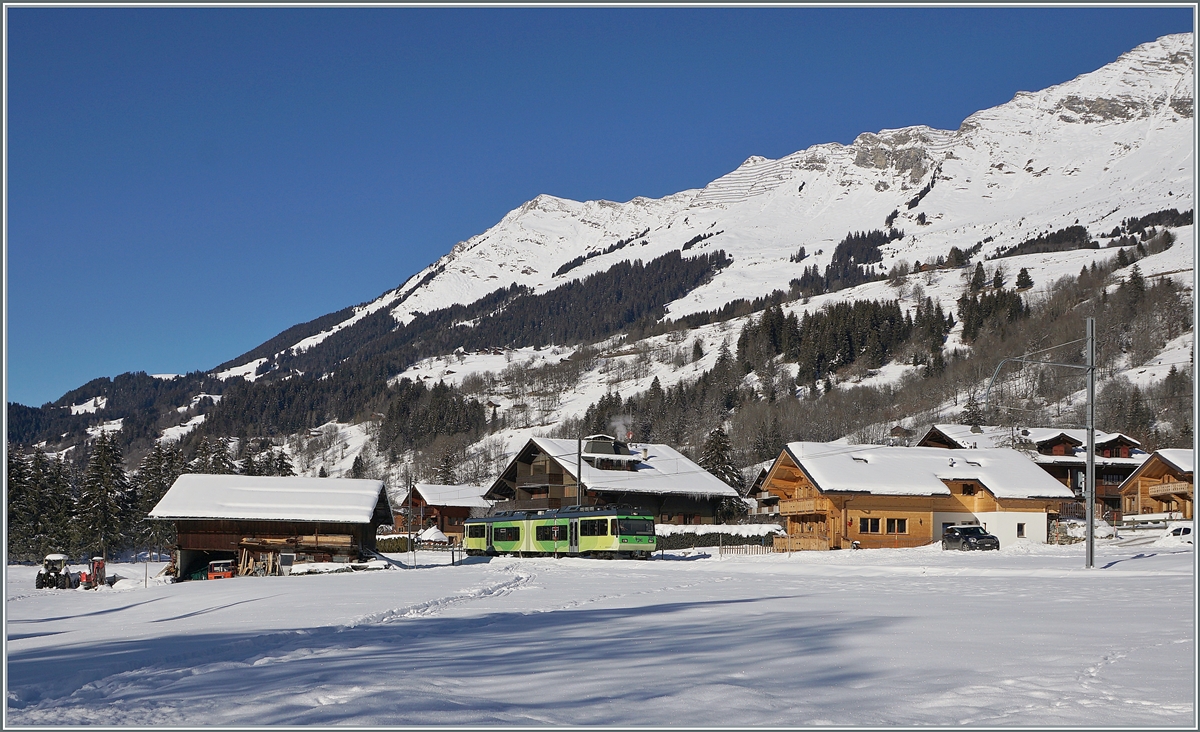 The TPC Beh 4/8 591 comming from Aigle is arriving at Les Diablerets. 

11.01.2021