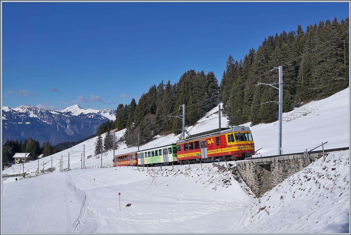 The TPC BVB BDeh 4/4 83 on the way to the Col de Bretaye near the Col de Soud.

05.03.2019