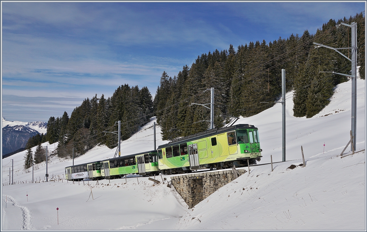 The TPC BVB BDeh 4/4 81 with two Bt on the way to the Col-de-Bretaye between Col-de-Soud and Villars-sur-Ollon Golf.

12.03.2019