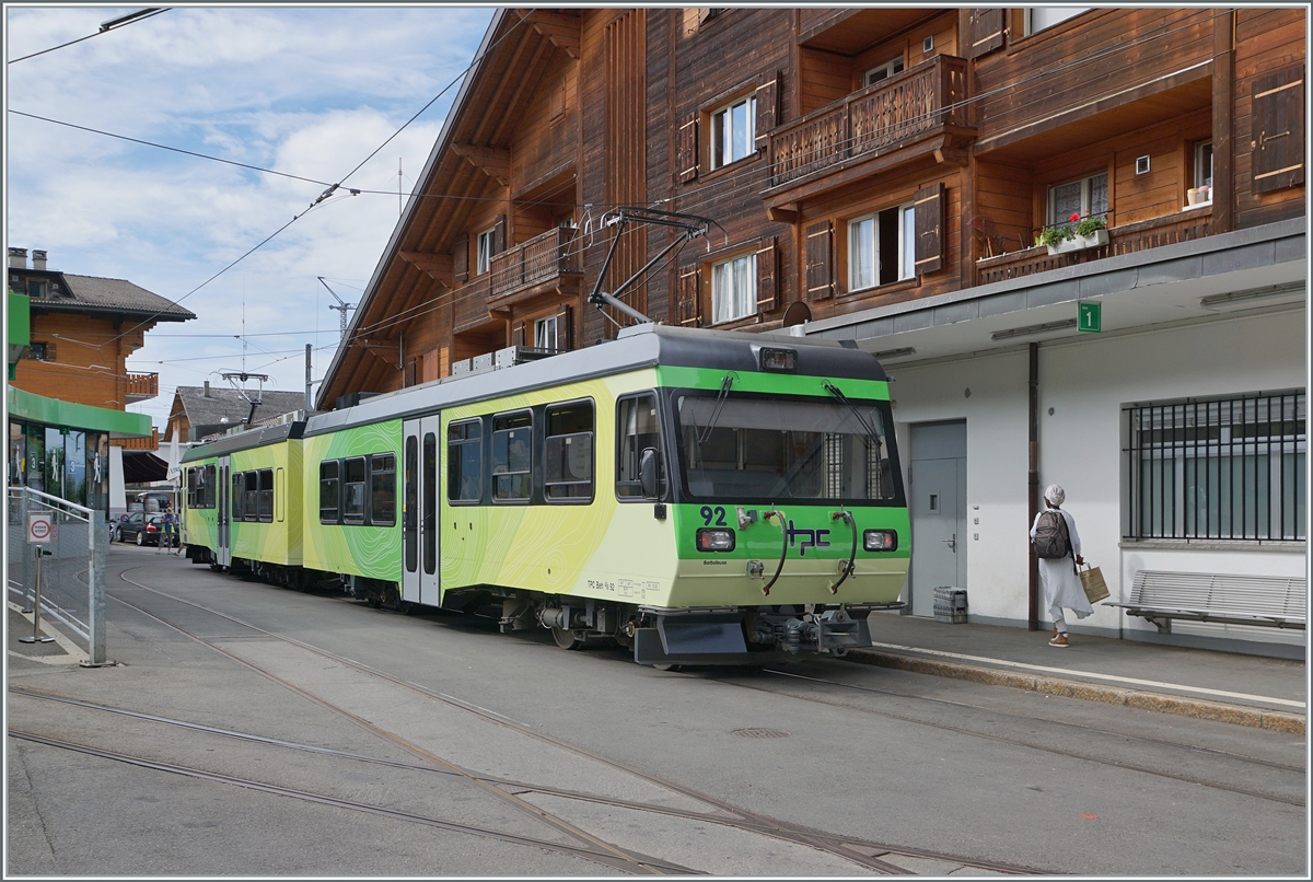 The TPC BVB Beh 4/8 92 is waiting in Villars sur Ollon his departure to Bex. 

19.08.2023