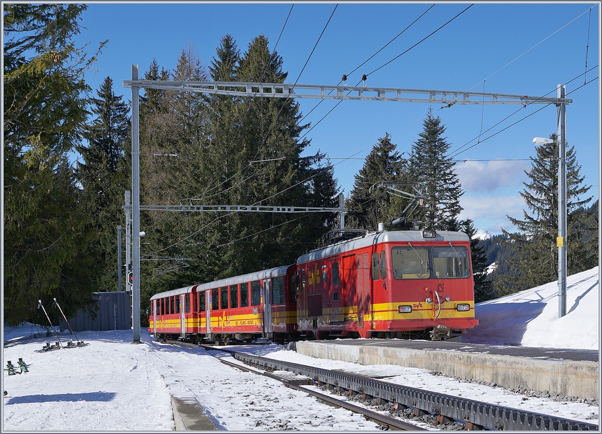 The TPC BVB HGe 4/4 31 with a local train to Villars is leaving the Col de Soud Station. 05.03.2019