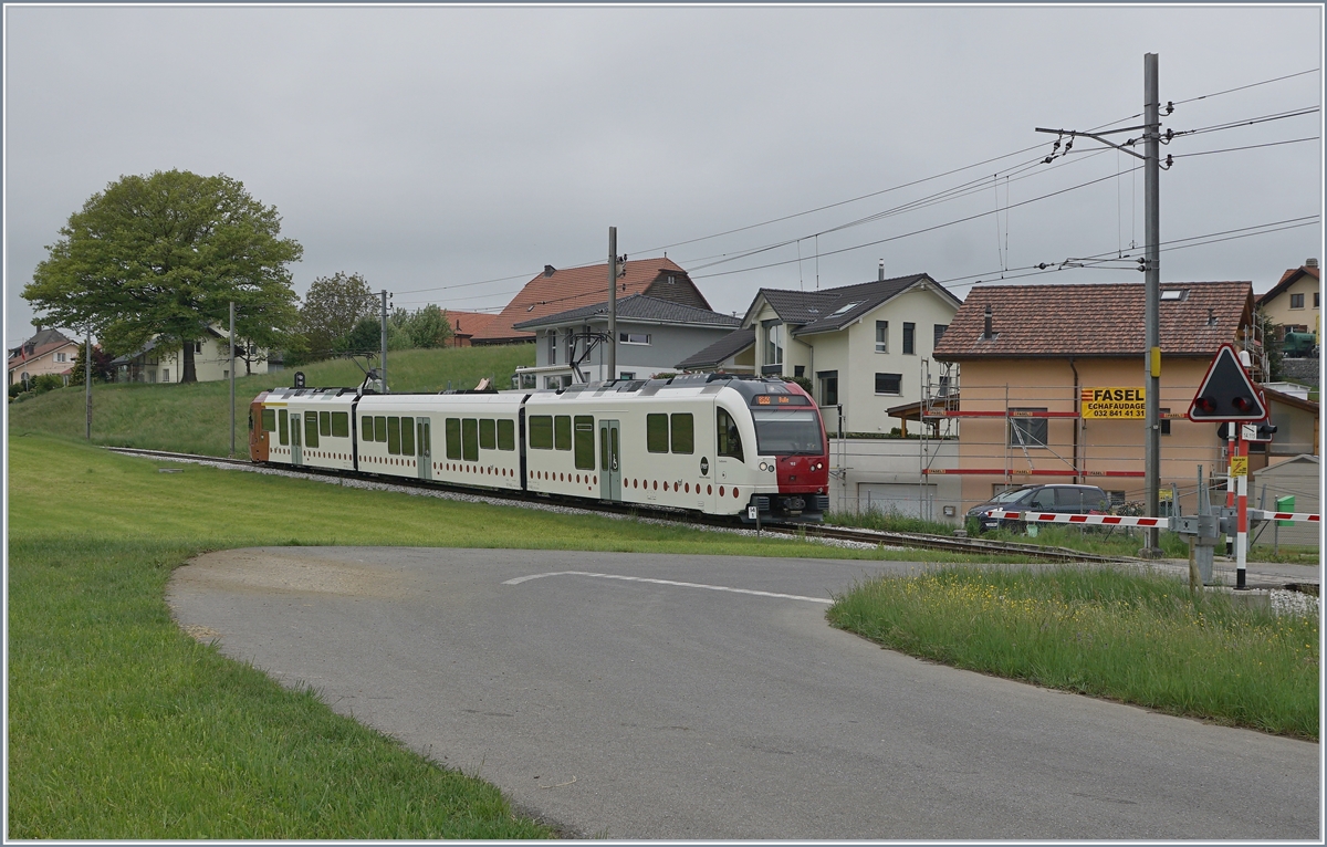 The TPF ABe 2/4 / B / Be 2/4 102 from Palézieux to Bulle is arriving at Vaulruz Sud.

12.05.2020