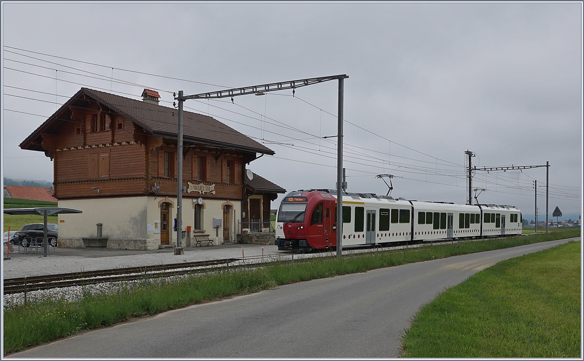 The TPF ABe 2/4 / B / Be 2/4 104 from Bulle to Palézieux by his stop in Vaulruz Sud.

12.05.2020