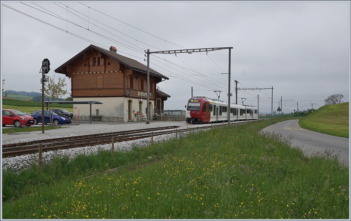 The TPF ABe 2/4 / B / Be 2/4 104 from Bulle to Palézieux is arriving at Vaulruz Sud. 

12.05.2020