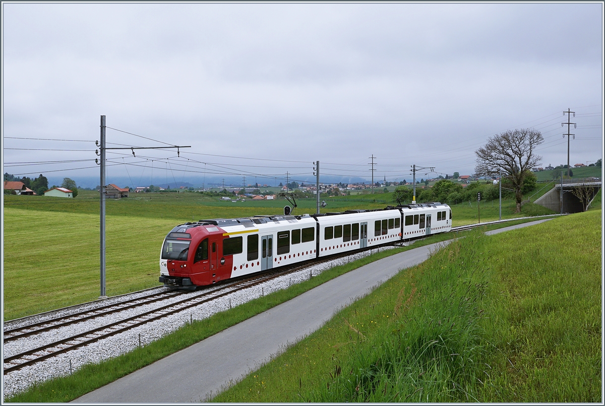 The TPF ABe 2/4 / B / Be 2/4 102 is the S50 Service from Bulle to Palézieux by his arriving at the Vauruz Sud Station. 

12.05.2020