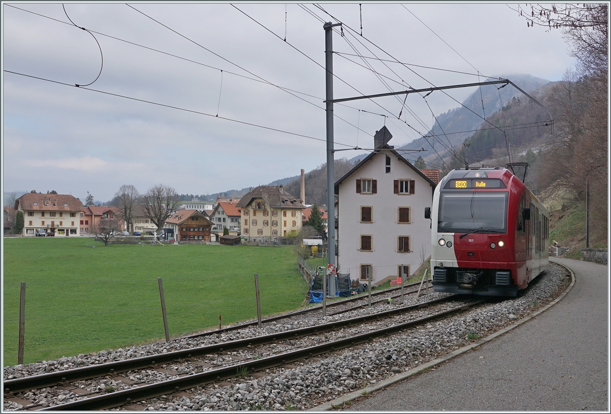 The TPF ABe 2/4 - B Be 2/4 101 on the way from Broc Fabrique to Bulle. In the background the Cailler manufactorie. 

03.04.2021