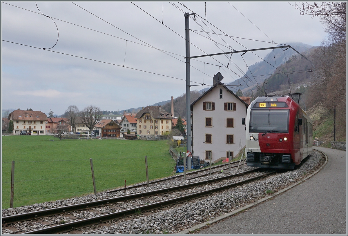 The TPF ABe 2/4 - B Be 2/4 101 on the way from Broc Fabrique to Bulle. In the background the Cailler manufactorie. 

03.04.2021