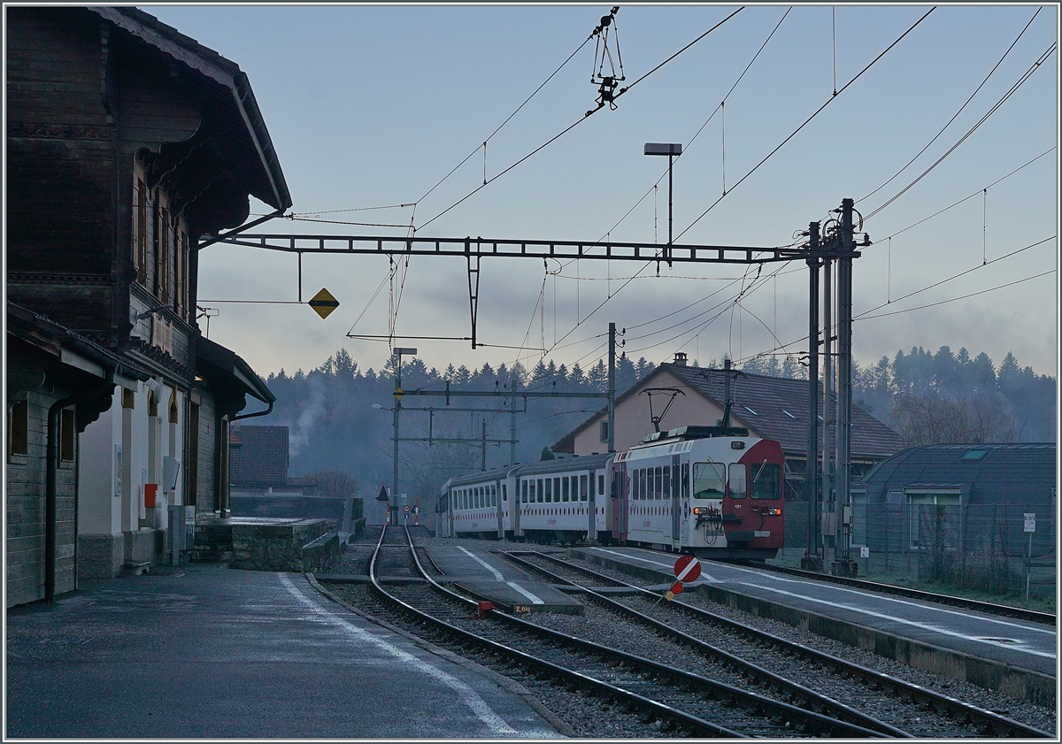 The TPF Be 4/4 121 with a local service on the way to Bulle in Broc Village.

26.11.2020