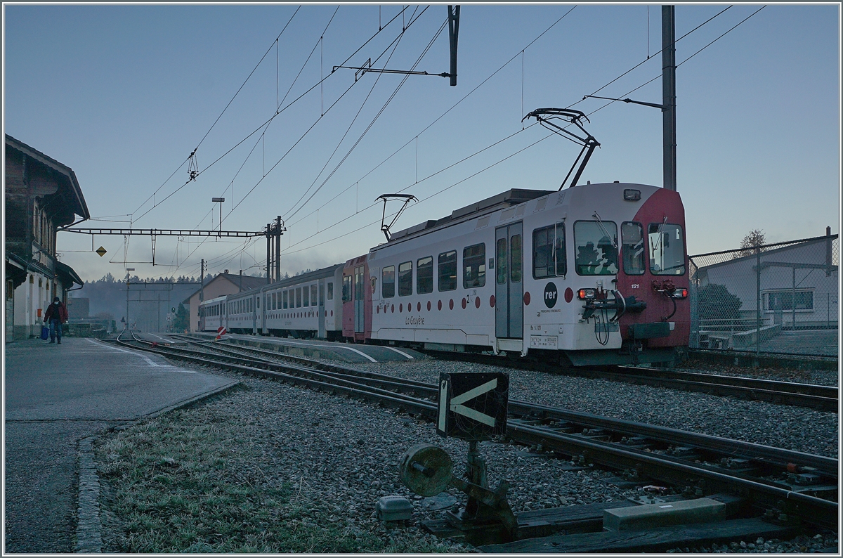 The TPF Be 4/4 121 with a local service from Broc Fabrique to Bulle by his stop in Broc Village. 

26.11.2020