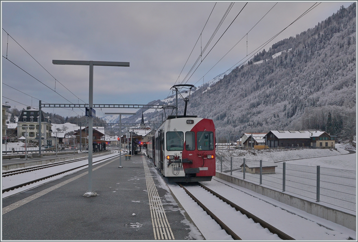 The TPF Be 4/4 121 with a local train service in Montbovon to Bulle. 

03.12.2020