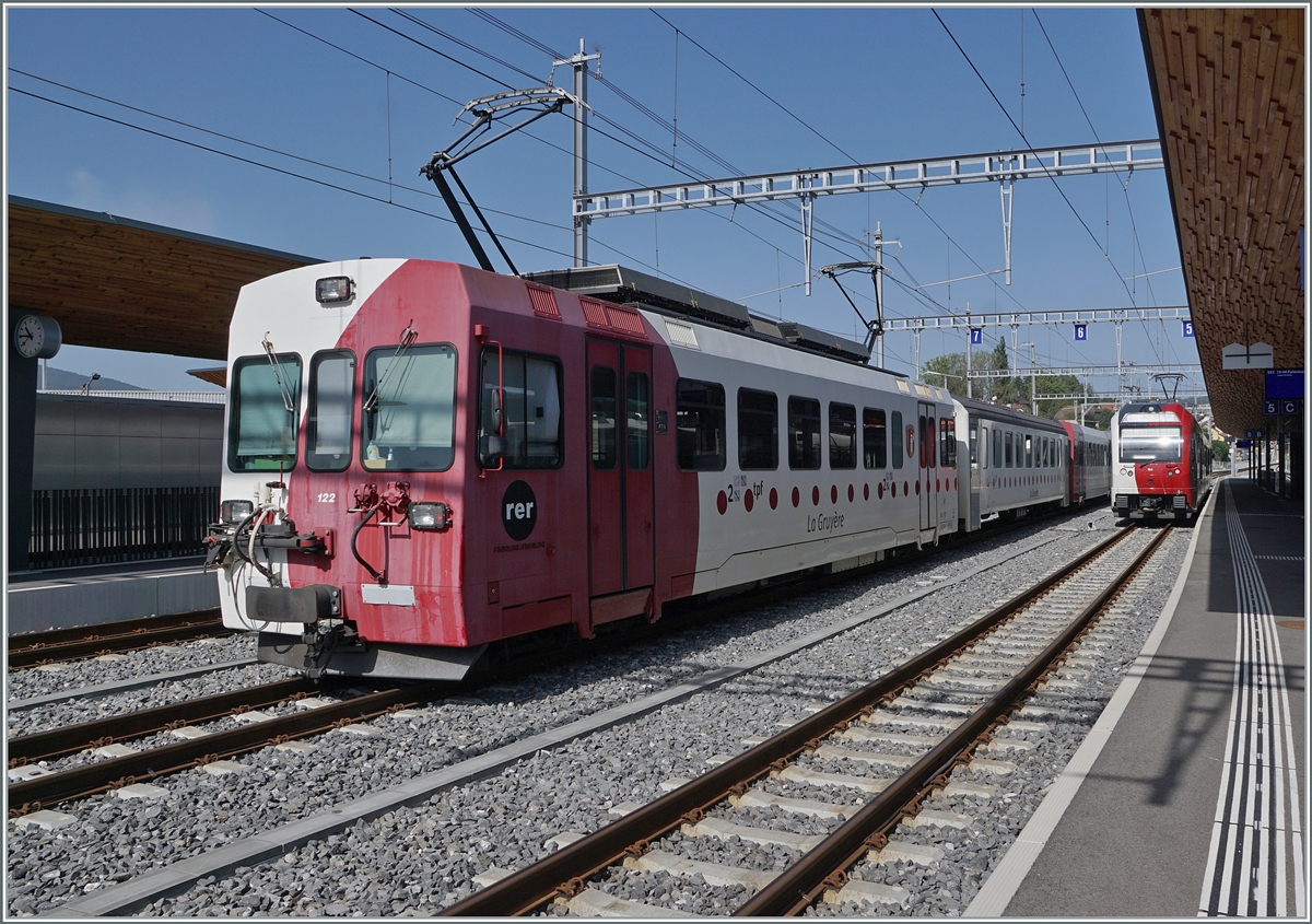 The TPF Be 4/4 122 with his train is parked at the Bulle station and is waiting for his next service. 

24.08.2023