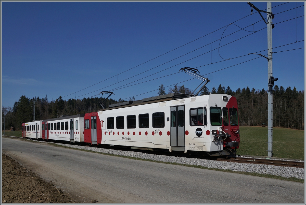 The TPF Be 4/4 124, Bt 223 and ABt 124 are the local TPF service from Bulle to the Broc Farbrique near La Tour de Trême. Since the 5.4.2021 this line is closed and will be make a transformation on normal gauge.

02.03.2021